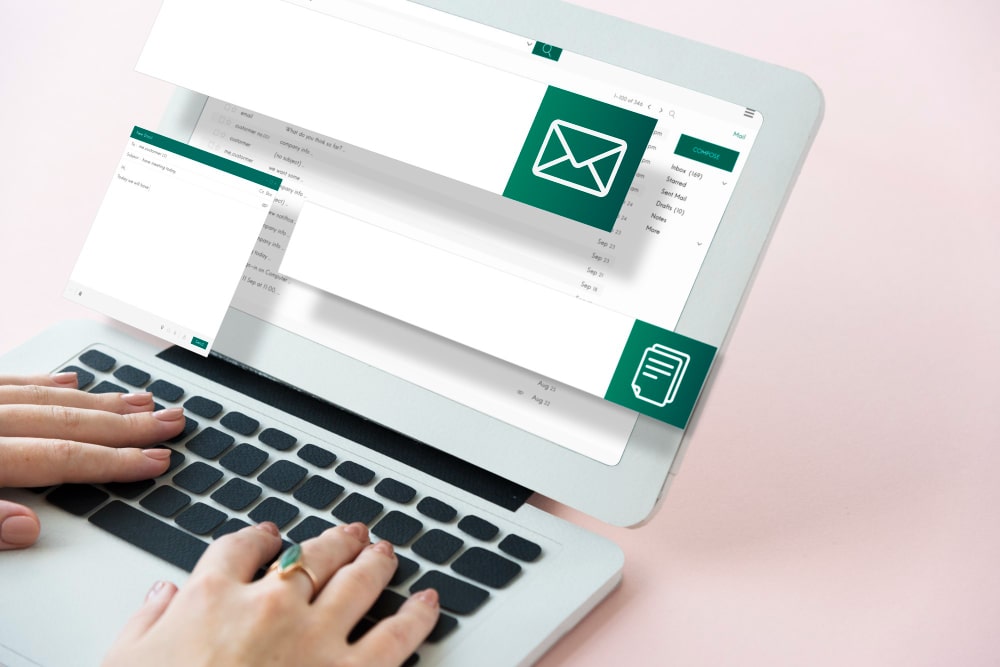 computer con email